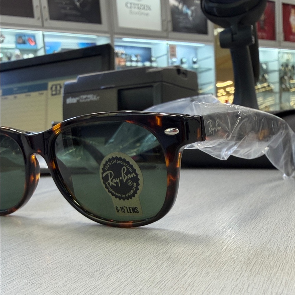 Ray-Ban Wayfarers Sunglasses with Black Leather Case Brand New